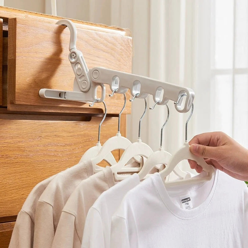 🧥📦 Sammenklappeligt tøjstativ – 5 kroge, pladsbesparende, perfekt til rejser!